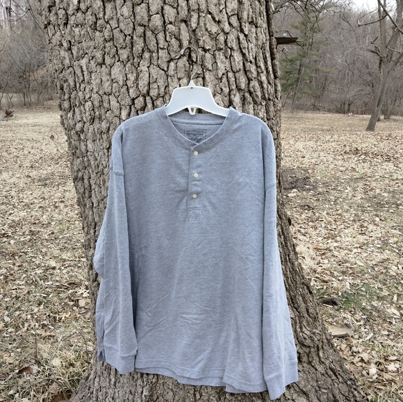 ⬇️ Price Drop!⬇️Men's Levi's Henley in size XXL - Picture 2 of 4